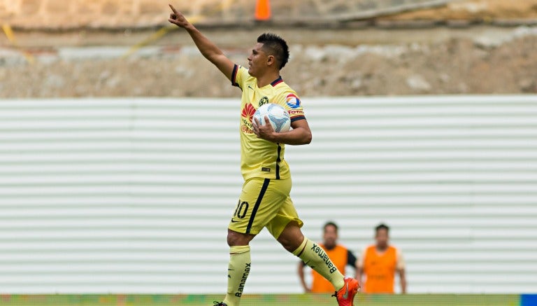 Osvaldo Martínez festeja un gol con el América