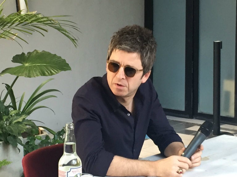 Noel Gallagher atiende a los medios de comunicación