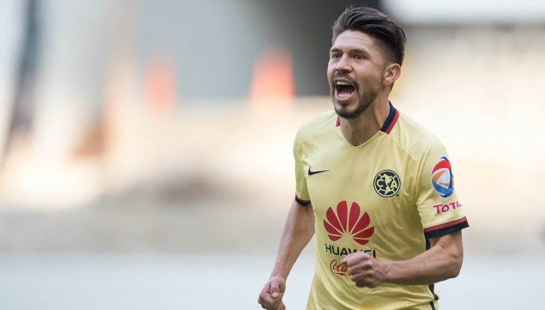 Oribe Peralta festeja un gol con América