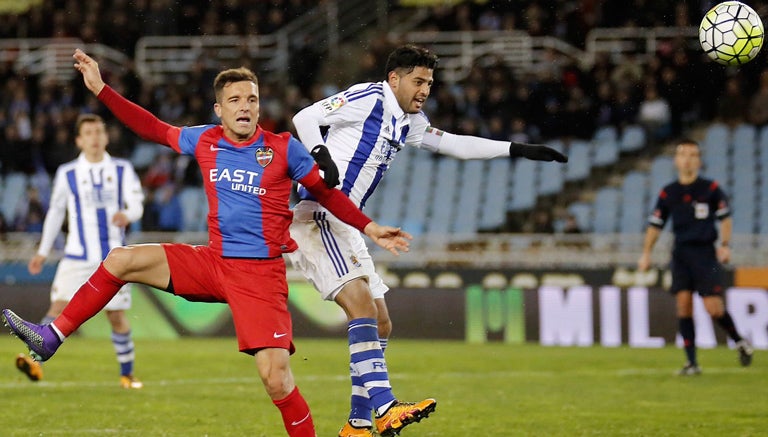 Vela disputa un balón en duelo contra Levante