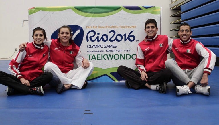 Los taekwondines posan para una fotografía