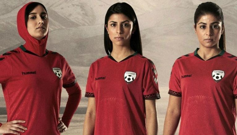 Jugadoras de Afganistán lucen el nuevo uniforme