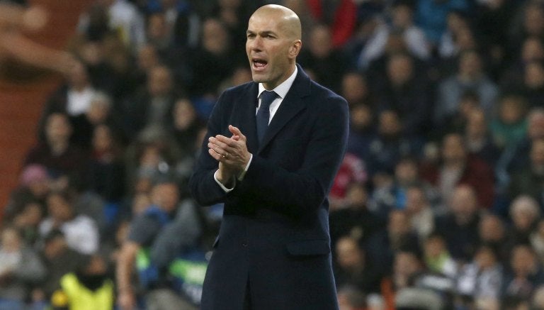 Zinedine Zidane en el banquillo del cuadro blanco