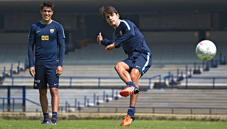 Van Rankin hace un remate en práctica de Pumas