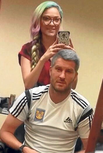 Claudia aprovechó para sacarle una foto a Gignac tras teñirle el cabello