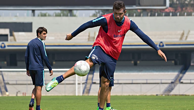 Dante López en la práctica de Pumas en CU