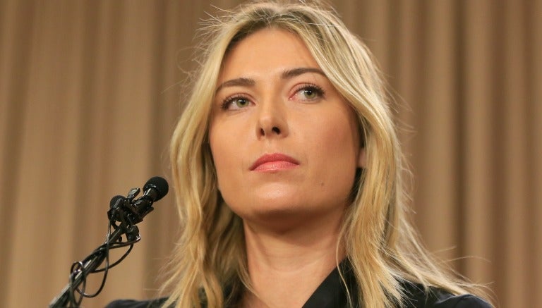 Sharapova observa a los medios en conferencia de prensa