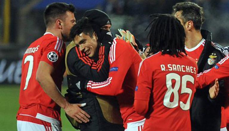 Jiménez celebra con sus compañeros del Benfica