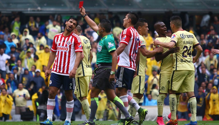 Fernando Guerrero expulsa a Salcido en el Clásico pasado