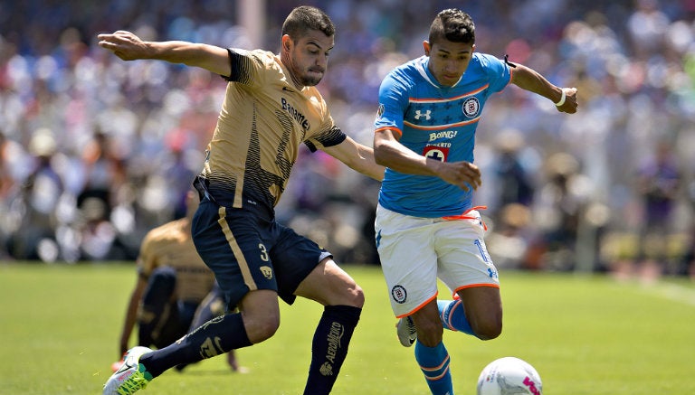 Gerardo Alcoba lucha con Joao por el balón 