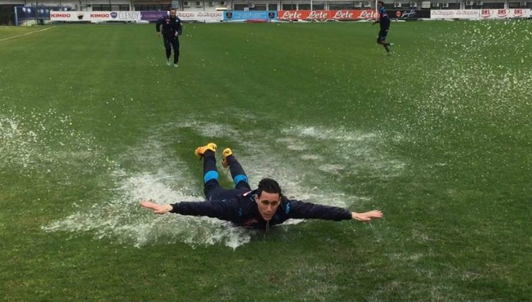 Hamsik se lanza de 'avioncito' sobre el agua