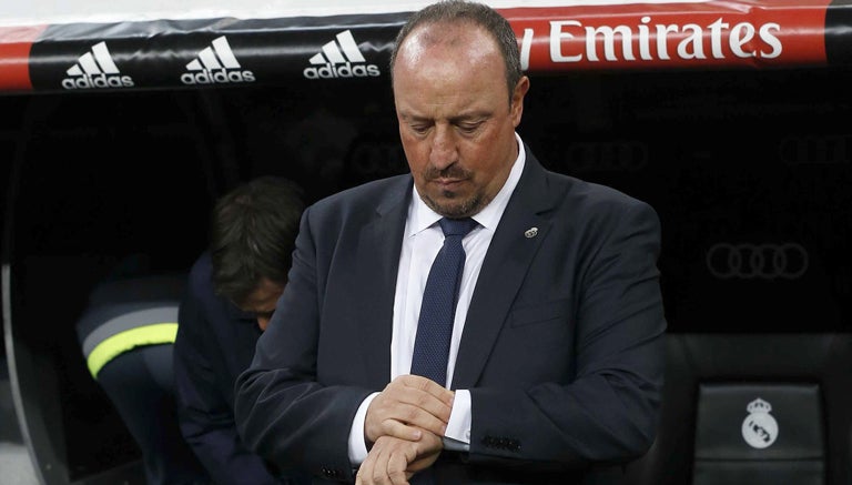 Rafa Benítez observa su reloj durante su estancia en el Madrid