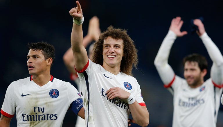 Jugadores del PSG celebran tras eliminar al Chelsea