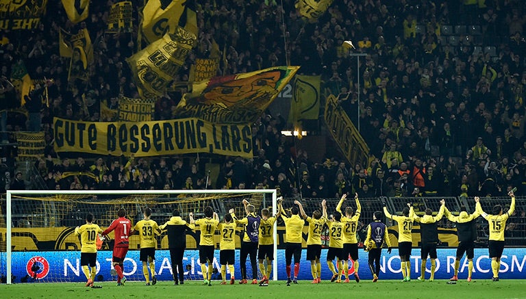 Los jugadores del Dortmund celebran frente a su afición tras vencer al Tottenham