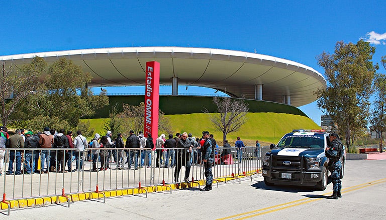 La fila de aficionados para comprar un boleto y estar en el Clásico 