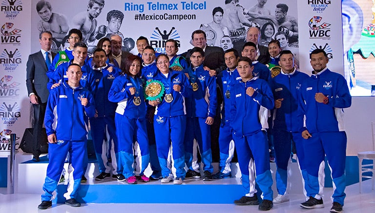 Carlos Slim, junto a los boxeadores que forman parte del programa Ring Telmex Telcel