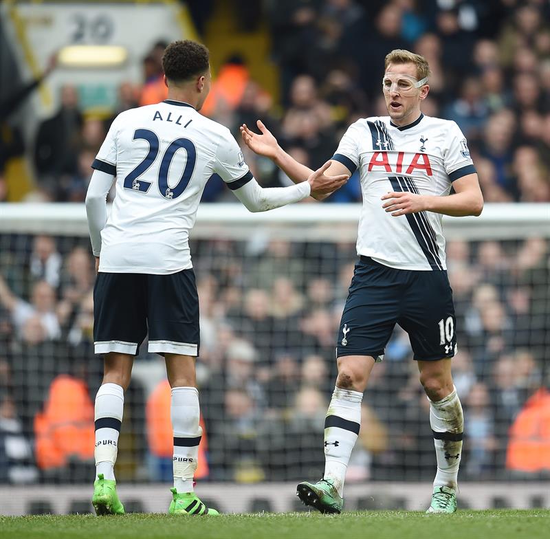 Harry Kane da la mano a Alli tras marcar 