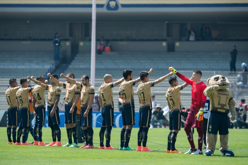 Los jugadores de Pumas cantando el himno de la institución