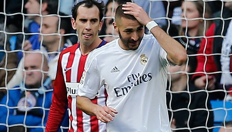 Benzema se lamenta durante el Derbi de Madrid