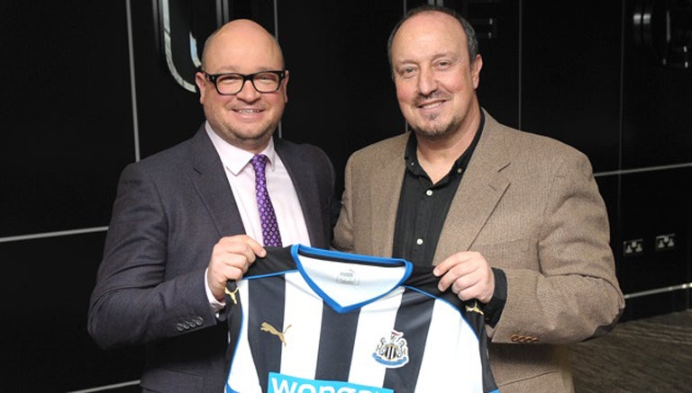 Rafa Benítez posa con la playera del Newcastle