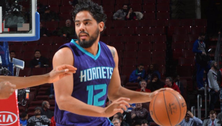 Jorge Gutiérrez durante un partido con los Hornets