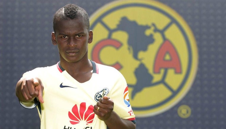 Darwin Quintero con la playera del América