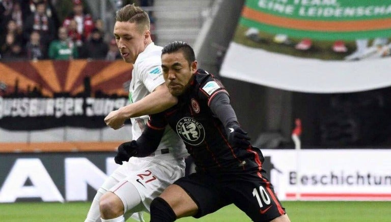 Marco Fabián pelea un balón con un rival