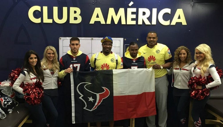 Ventura y William junto a los jugadores de Texanos