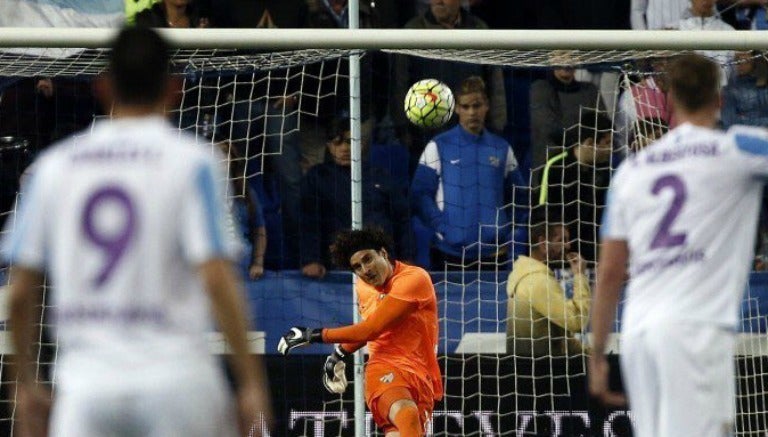 Memo Ochoa durante el partido con Málaga