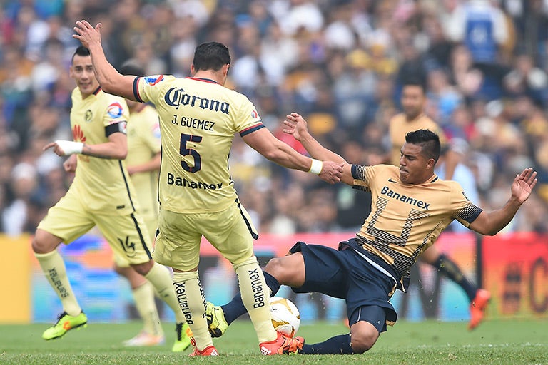 Javier Cortes lesiona a Javier Güemez, durante el juego de vuelta de las Semifinales del  torneo Apertura 2015