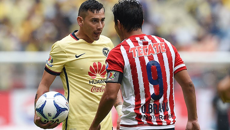 Rubens Sambueza y Omar Bravo se encaran