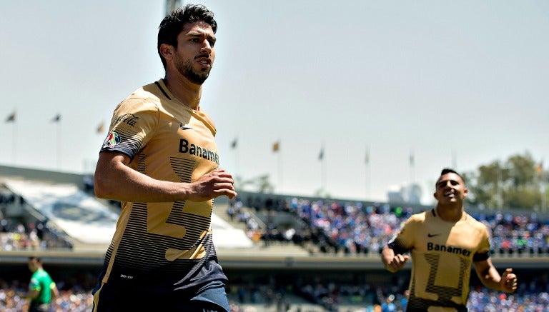 Eduardo Herrera festeja un gol en CU