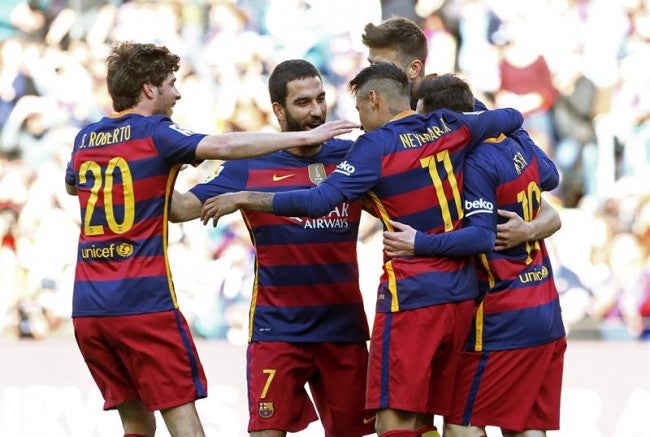 Jugadores de Barcelona festejan un gol