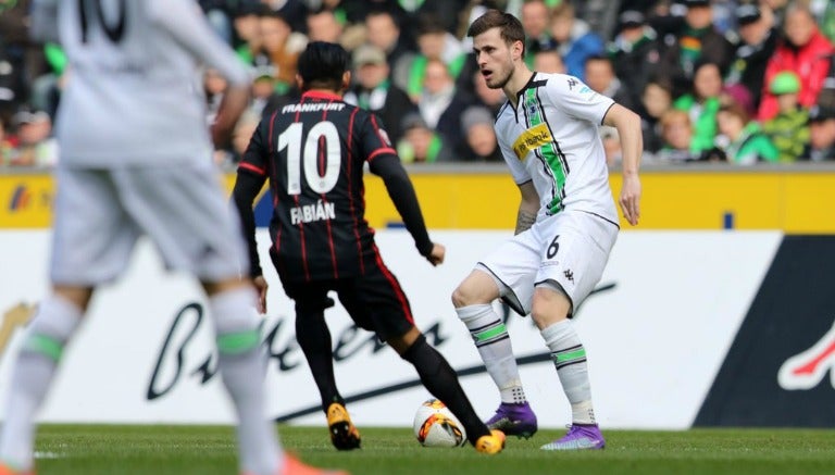 Marco Fabián pelea un balón frente a Nordtveit