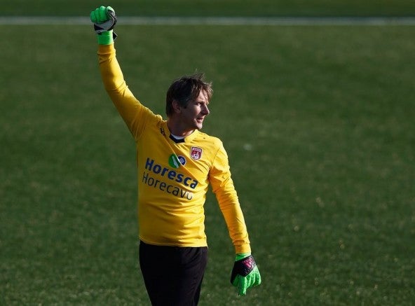 Van Der Sar festeja su atajada