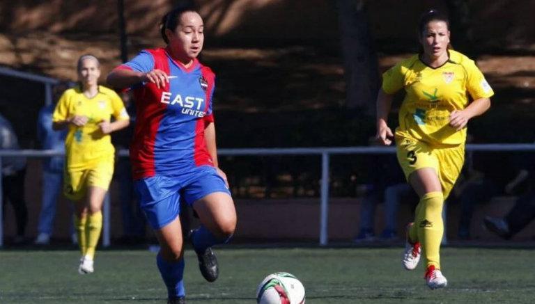 Charlyn Corral conduce en balón en juego del Levante