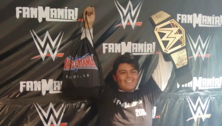 Jorge Leonardo levanta el cinturón WWE Mundial Pesado en seña de triunfo