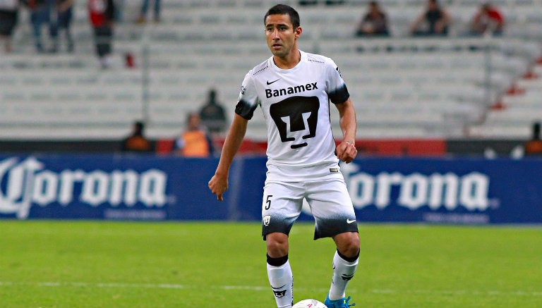 Luis Fuentes contiene el balón en juego contra Atlas