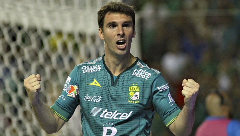 Mauro Boselli festeja con furia tras conseguir su doblete