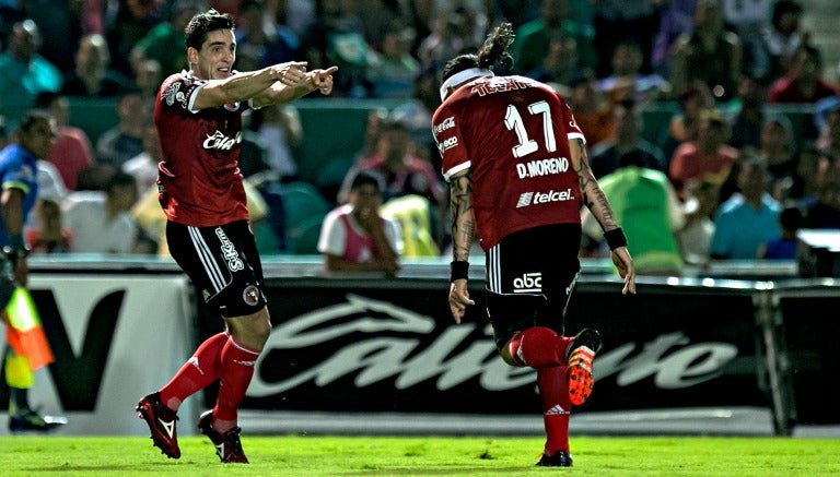 Hauche y Moreno festejan un gol