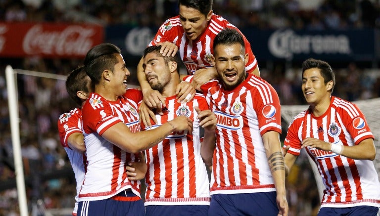 Jugadores de Chivas festejan un gol