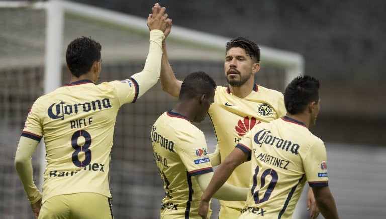 Oribe celebra un gol con sus compañeros