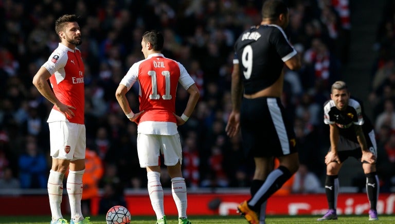 Jugadores de Arsenal, cabizbajos en el duelo contra Watford