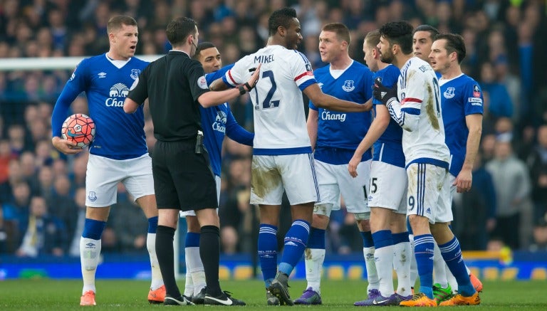 Barry y Costa discuten durante el partido de la FA Cup