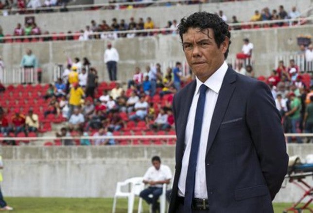 Joel 'Tiburón' Sánchez dirigiendo un partido de futbol 