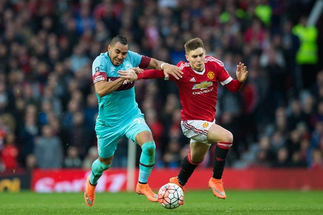 Guillermo Varela y Dimitri Payet durante el juego de los Cuartos de Final de Copa FA