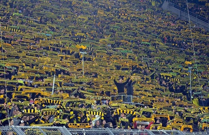 Aficionados del Borussia rinden homenaje a la víctima fallecida en el encuentro