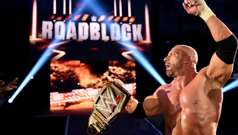 Triple H festeja tras su victoria en Roadblock