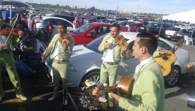 Un conjunto de Mariachi en la explanada del Estadio Chivas