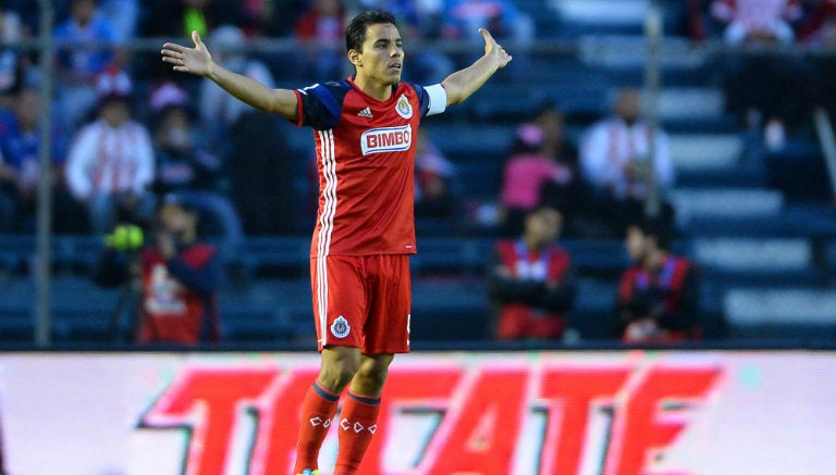 Omar Bravo reclama una jugada contra Cruz Azul